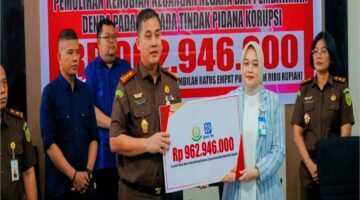 KEJARI ROKAN HULU BERHASIL PULIHKAN KERUGIAN NEGARA Rp;862 JUTA DARI DUGAAN PENYIMPANGAN DANA BOS SMAN 1 UJUNG BATU